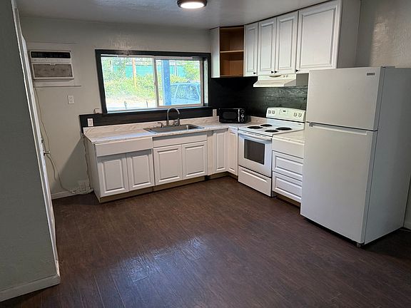 3rd image of 6834 Dunsmuir Ave #1B