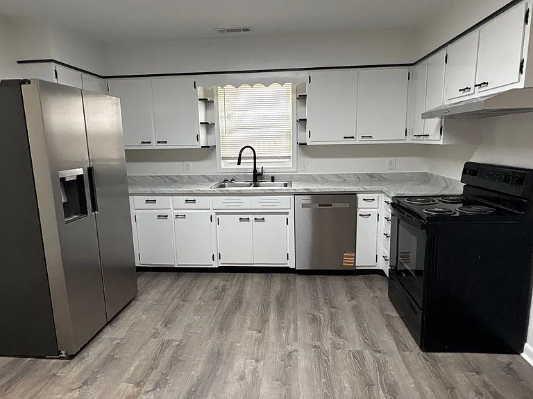 400 W Market St. — Photo 7
