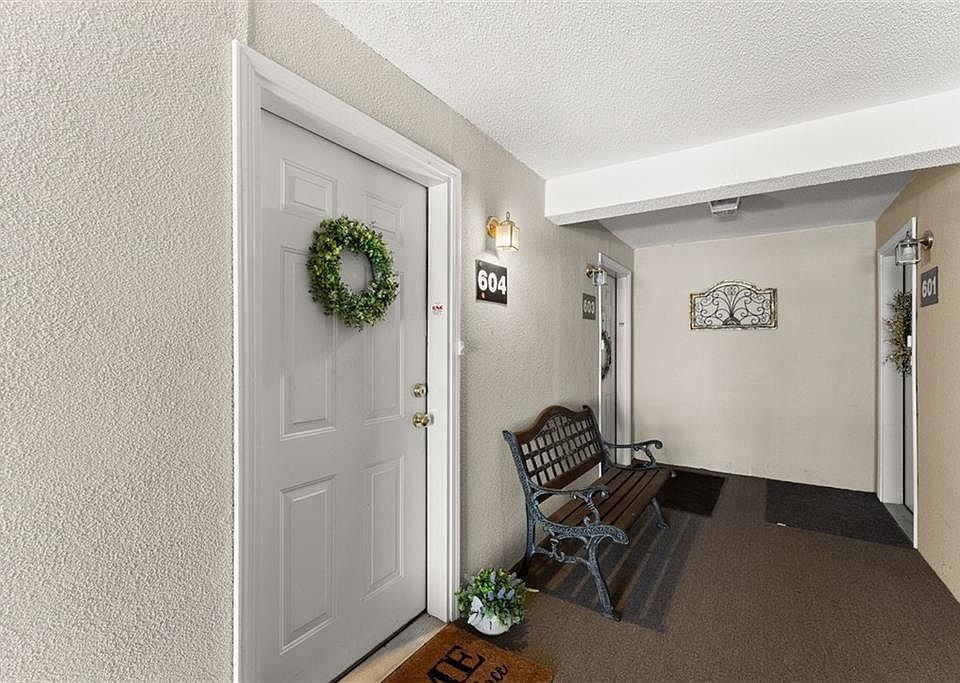 1st image of 1011 Holly Dr APT 604