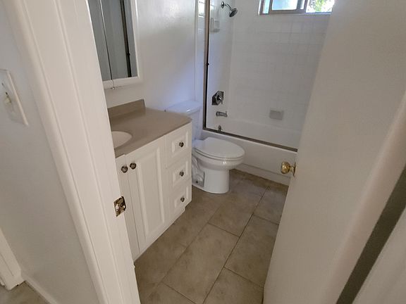 Hall bathroom with shower in the bathtub