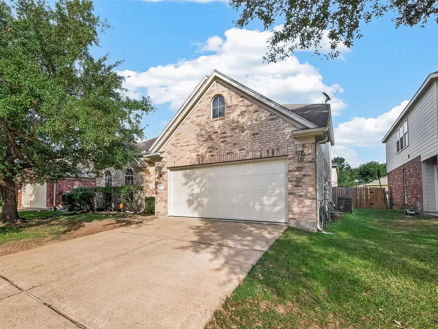 4 bed, 2.5 bath, 2723 sqft, $2,500 — Photo 2