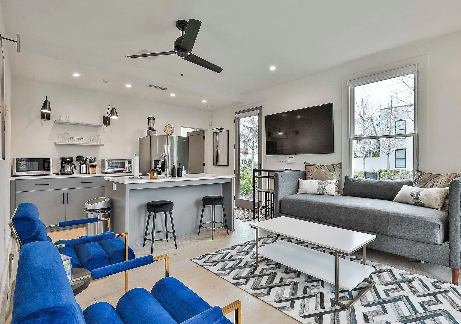 Fully Furnished 1 Bedroom Carriage House in Trilith! — Photo 4