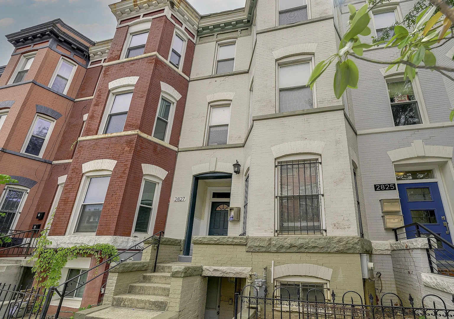 Large 6 BR 4.5 Bath Townhome in Columbia Heights — Photo 1