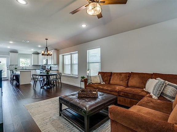 3rd image of 2905 Doggett Dr