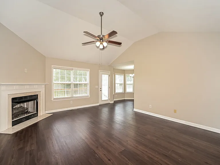 2619 Danbury Cir — Photo 6