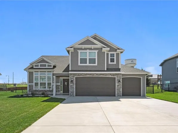 15513 Lakeside Dr, Basehor, KS 66007