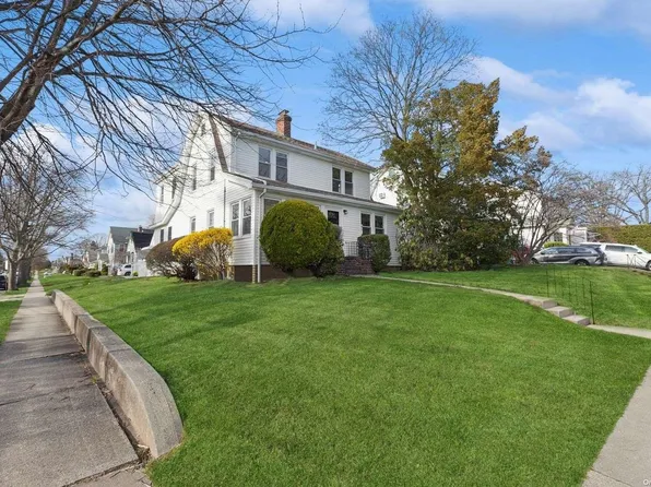 284 Garfield Avenue, Mineola, NY 11501