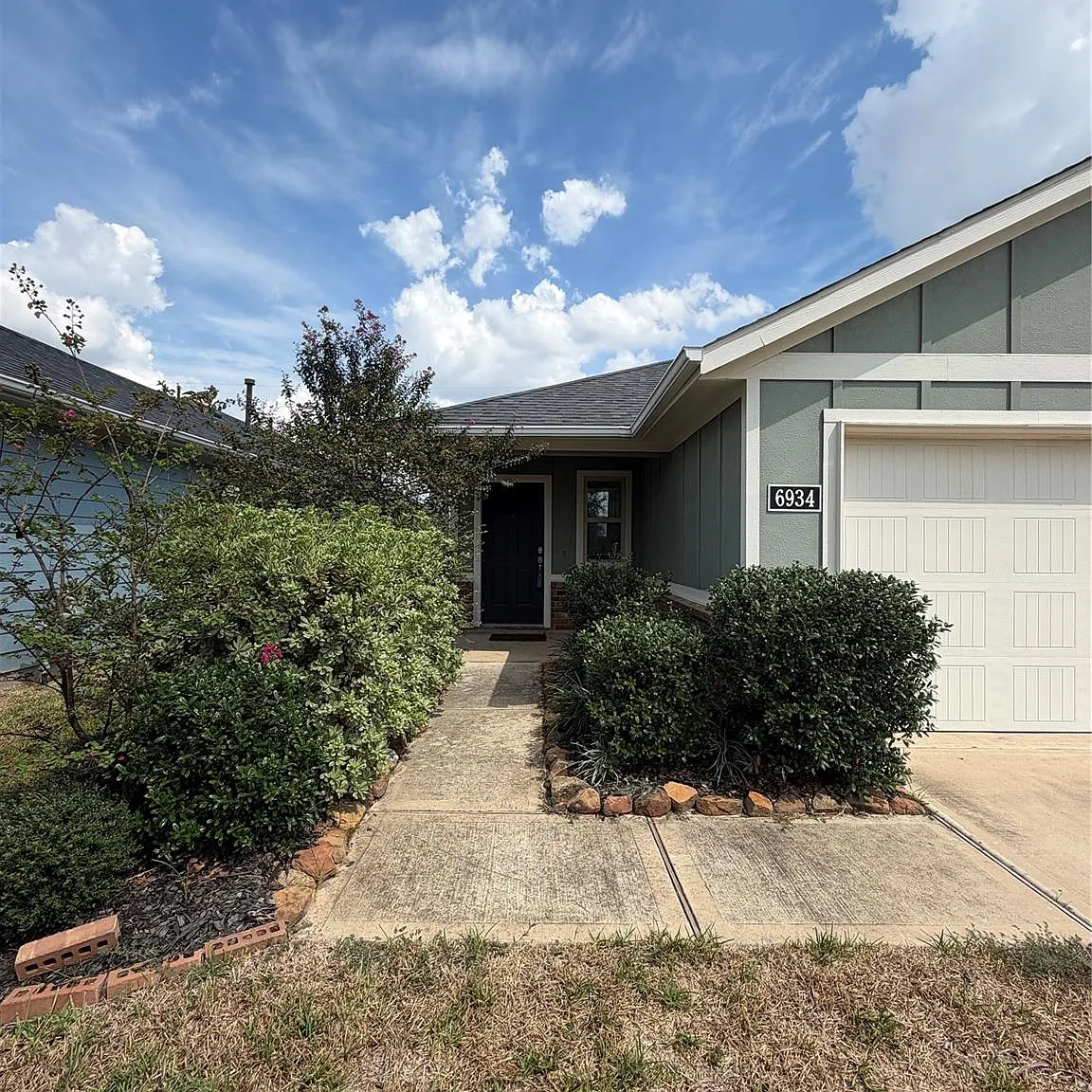 3 bed, 2.0 bath, 1648 sqft, $2,100 — Photo 2