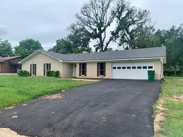109 Oak Hill Dr, Palestine, TX 75803