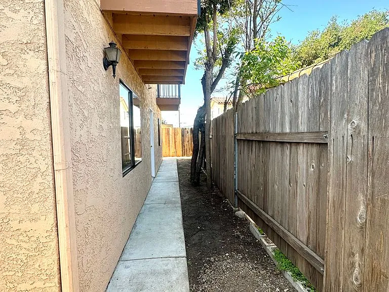 1009 E Haley St — Photo 5