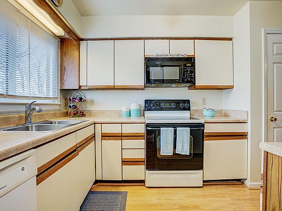 3rd image of 8537 Muirfield Cir