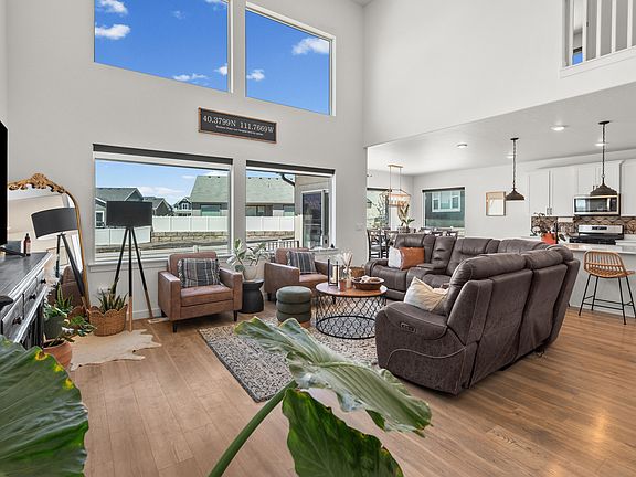 5th image of 372 W Westwood Way