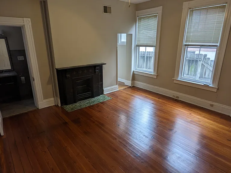 411 E 6th St #1 — Photo 5