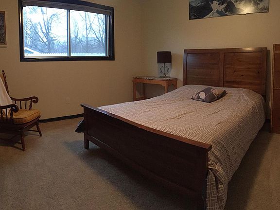 Bedroom 1 - queen bed