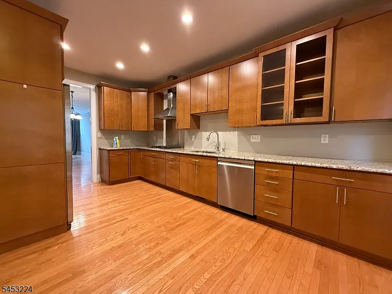 3 bed, 2.5 bath, $5,200 — Photo 3