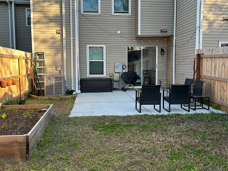 1318 Damyien Arch — Photo 27