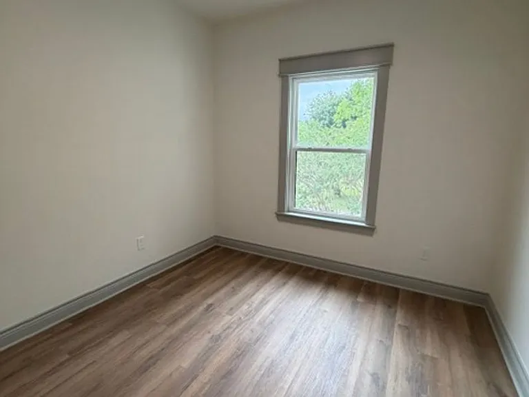 301 Live Oak St — Photo 4