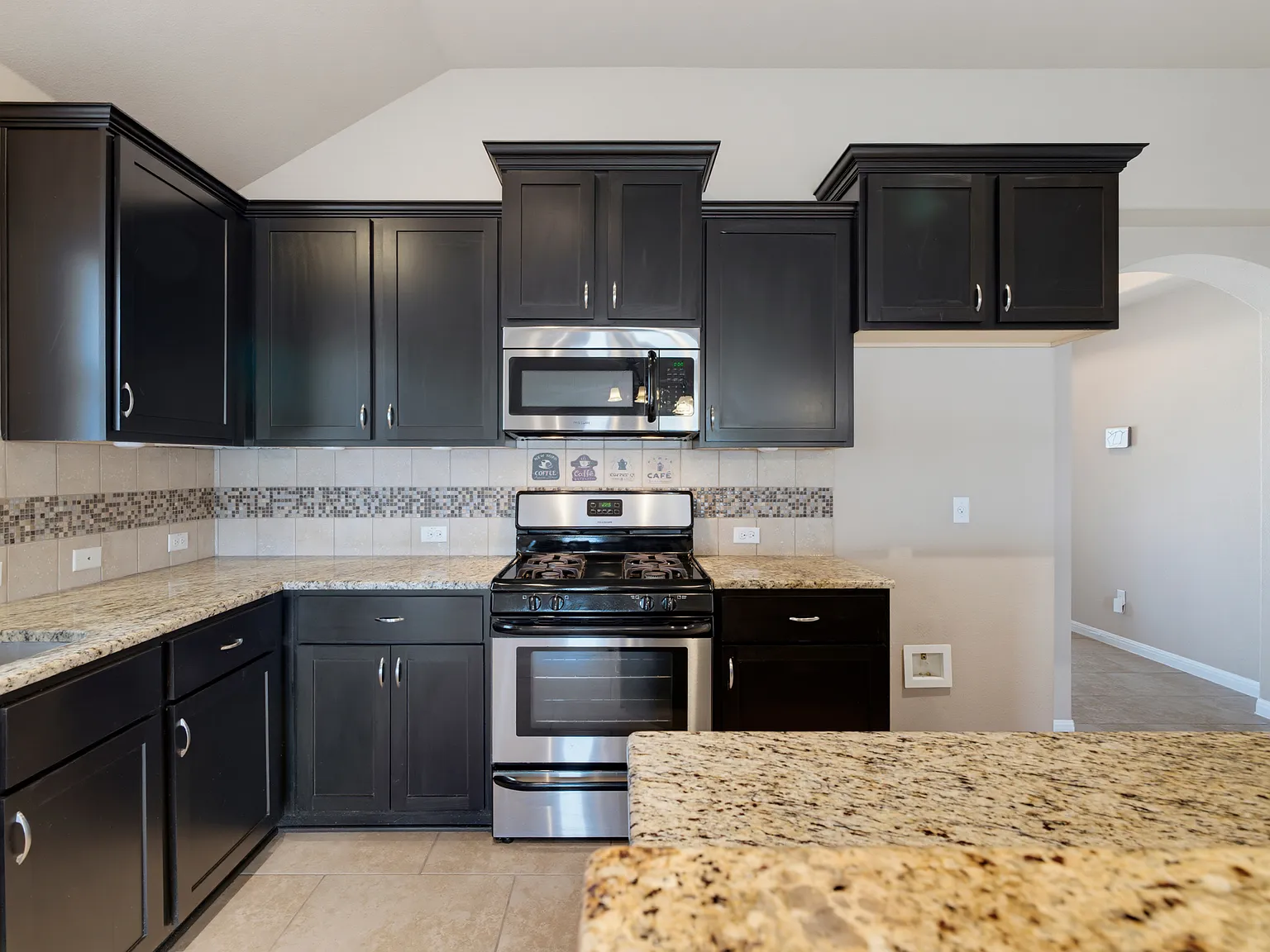 3 bed, 2034 sqft, $2,300 — Photo 3
