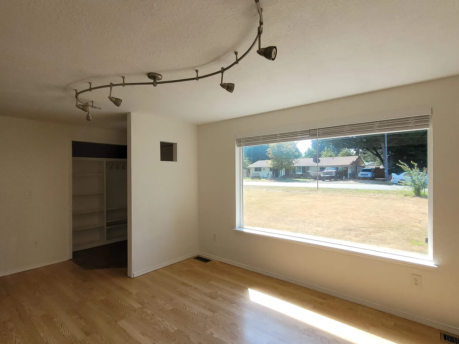 3 bed, 1300 sqft, $1,950 — Photo 3