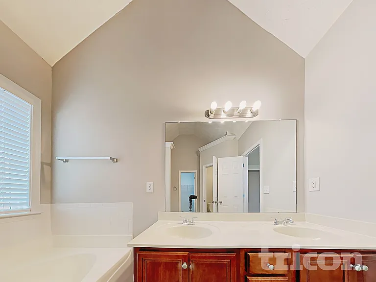 110 Brooks Cir — Photo 8