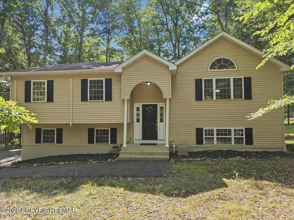 1216 Hunters Woods Dr, East Stroudsburg, PA 18301