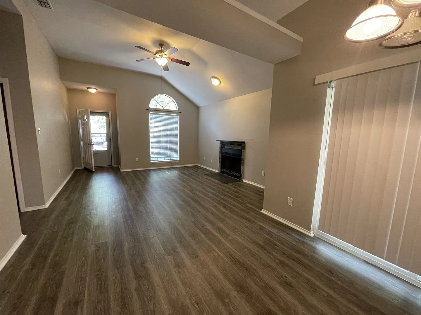 5737 Sterling Green Trl, Arlington TX 76017 — Photo 3