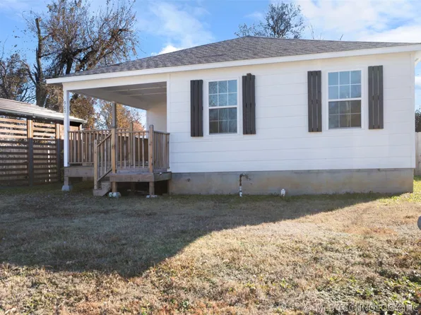 525 W Clay St, Chouteau, OK 74337