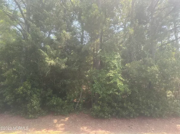 137 Pinewood Place, Emerald Isle, NC 28594