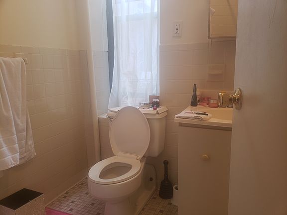 3rd image of 215 W 106th St APT 5W
