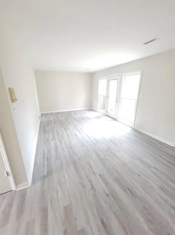 3 bed, 1296 sqft, $2,100 — Photo 2