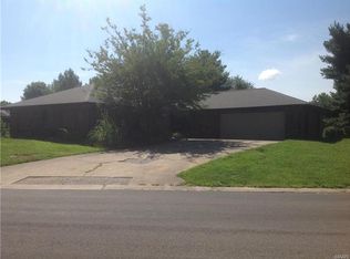 900 W Miller Dr, Staunton, IL