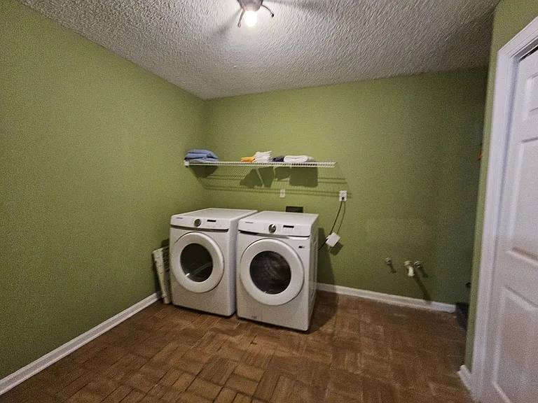 2566 Vauxhall Pl — Photo 49