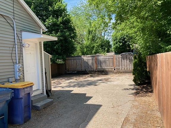 Parking for 3 to 4 cars in the back