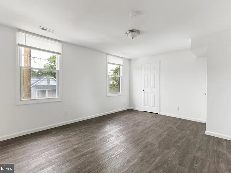 211 Broad St — Photo 16