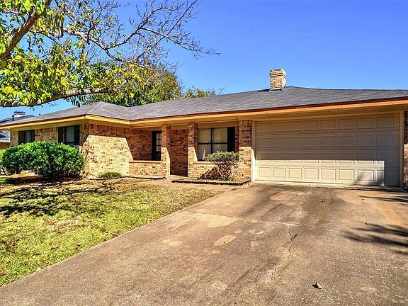 4th image of 2109 Oak Creek Dr