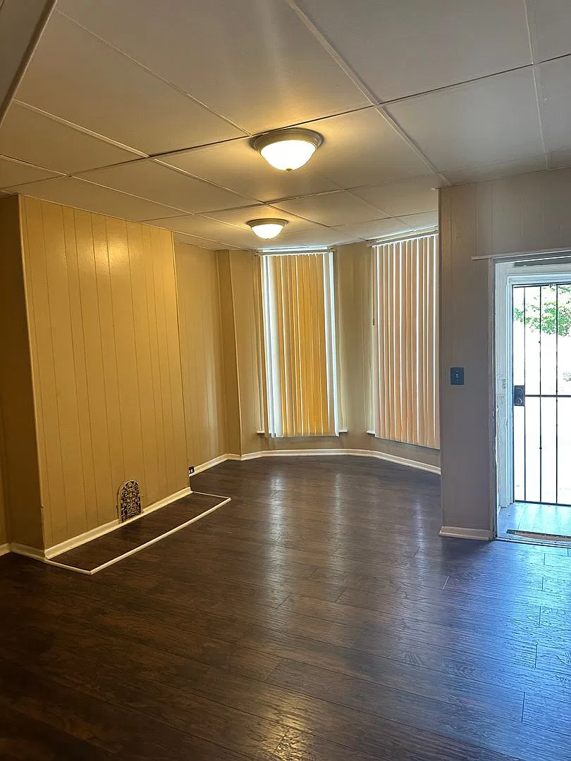 Spacious Home for Rent! W/D Hook-Up! Available Now! — Photo 3