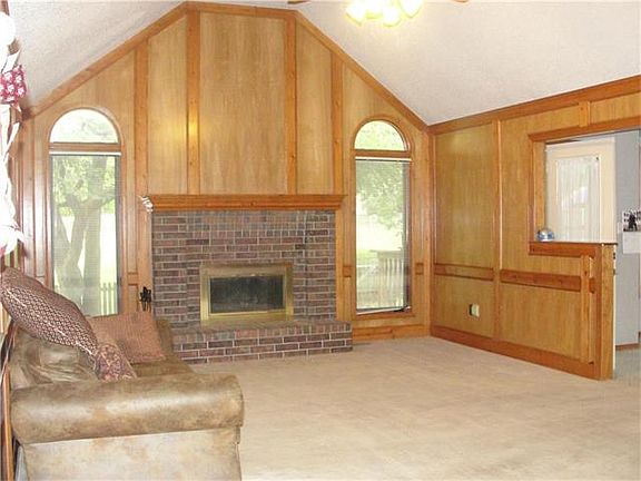 2nd image of 437 NW Chateau Dr