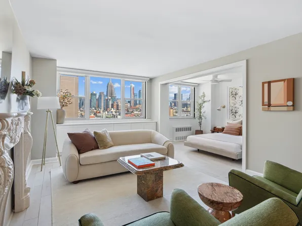 77 Seventh Avenue image 1 of 8