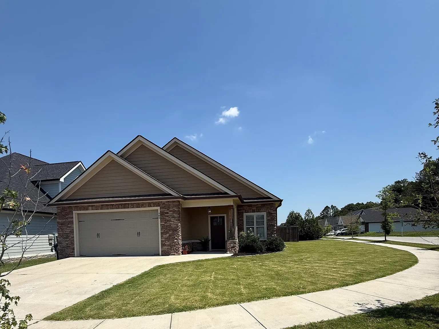 3 bed, 1988 sqft, $2,700 — Photo 2