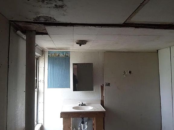 4th image of 8695 Graham St