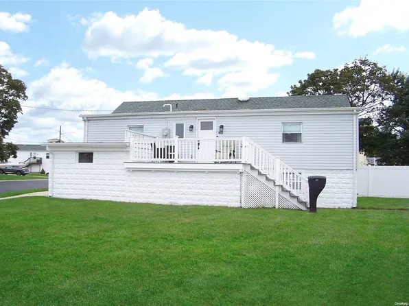40 E Santa Barbara Road, Lindenhurst, NY 11757