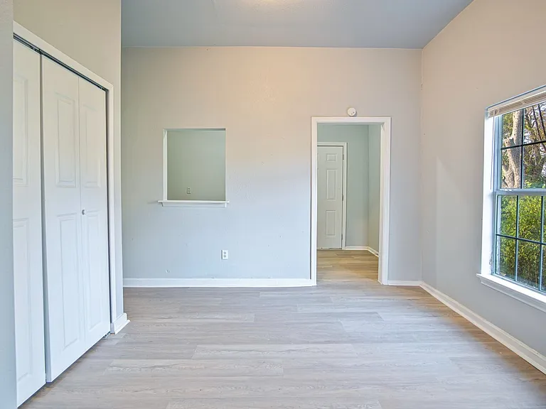 318 Vine St — Photo 15