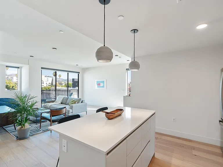 5751 Lexington Ave #401 — Photo 2