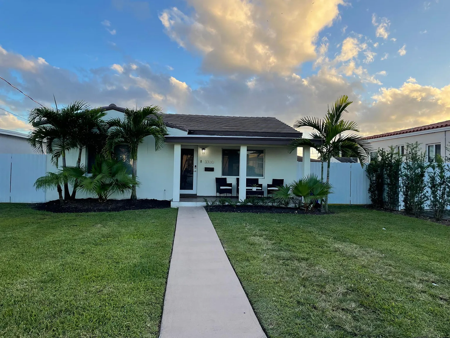 2 bed, 944 sqft, $3,200 — Photo 1