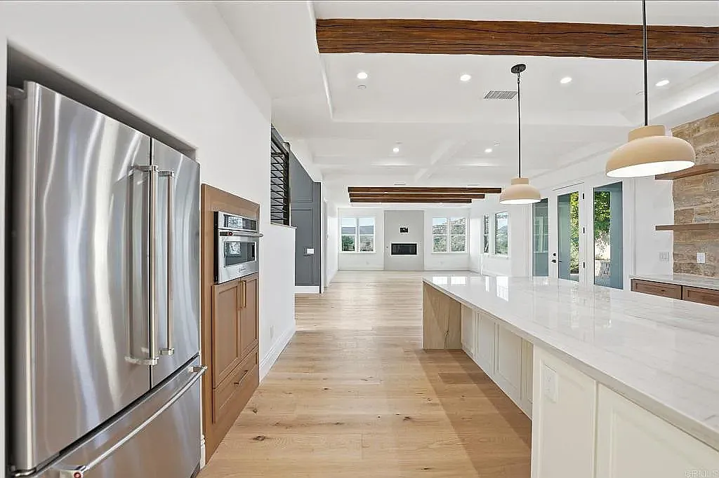 4 bed, 3.5 bath, 4056 sqft, $6,000 — Photo 3