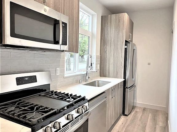 4th image of 1025 S Cloverdale St #C