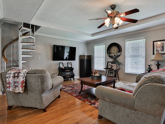 5th image of 219 Stuart Ave