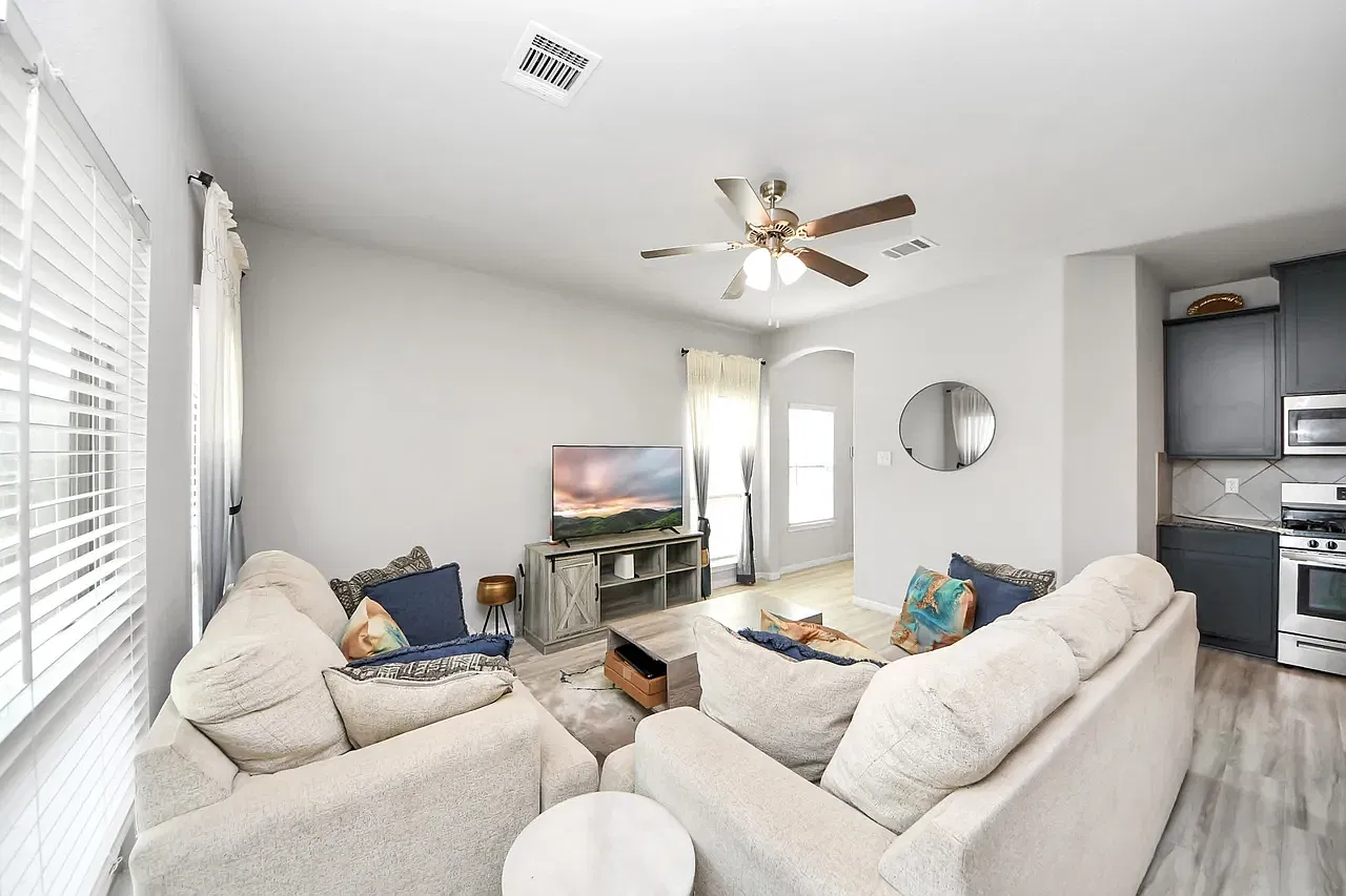 3 bed, 2.5 bath, 1658 sqft, $2,350 — Photo 4