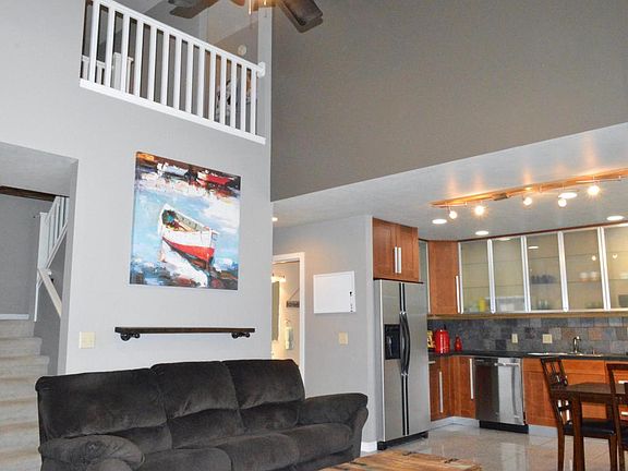 4th image of 350 Emerald Dr