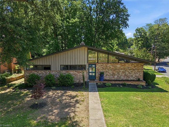 2nd image of 2607 Woodview Dr